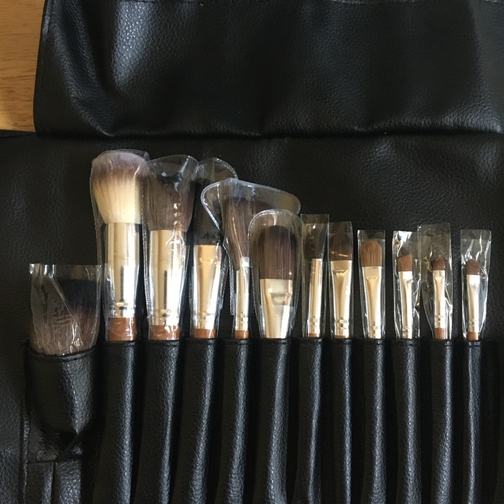 14 Piece Makeup Brush Set w/Roll
